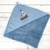 Kapuzenhandtuch bestickt mit Segelboot, personalisierbar, 100 x 100 cm