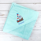 Kapuzenhandtuch bestickt mit Segelboot, personalisierbar, 100 x 100 cm