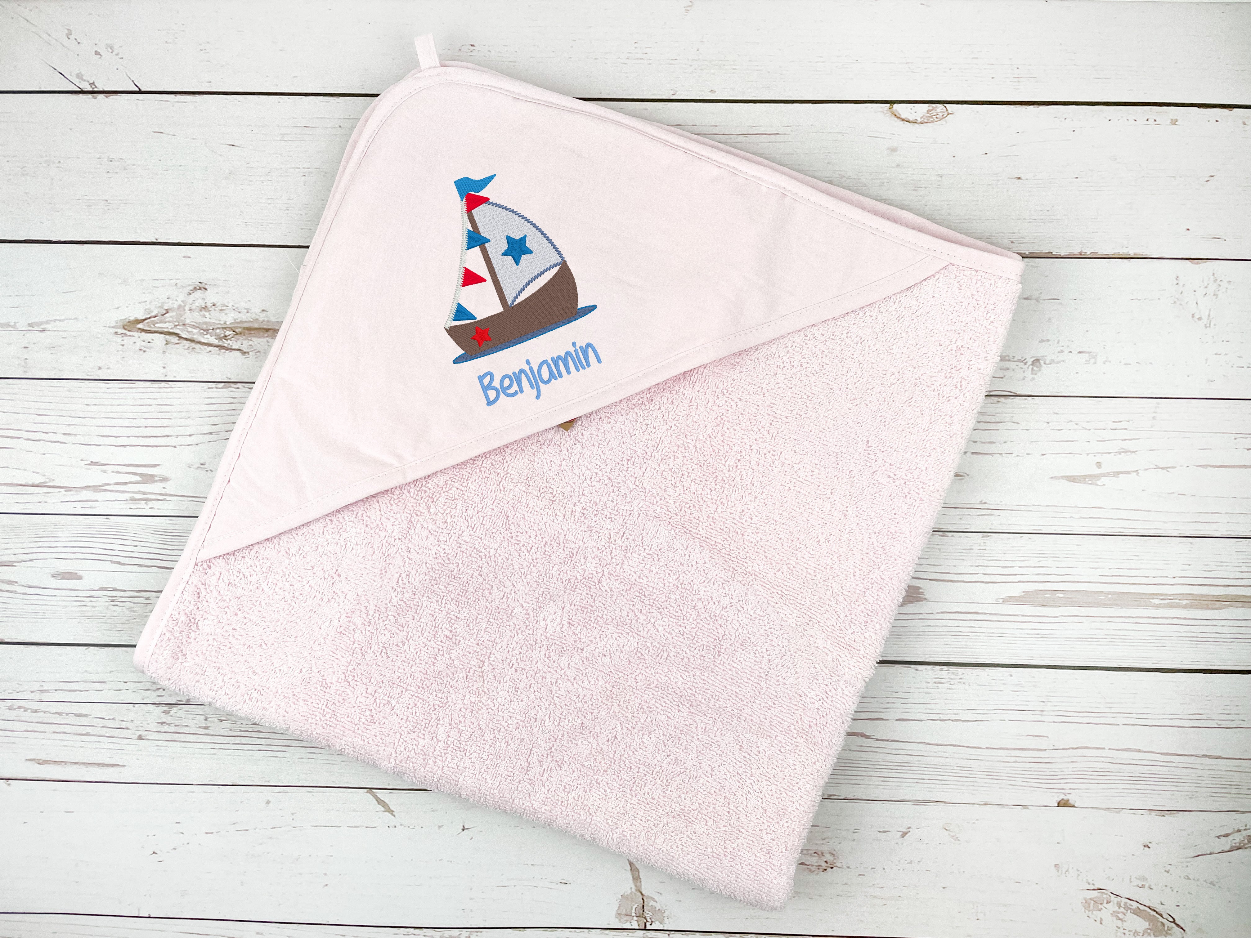 Kapuzenhandtuch bestickt mit Segelboot, personalisierbar, 100 x 100 cm