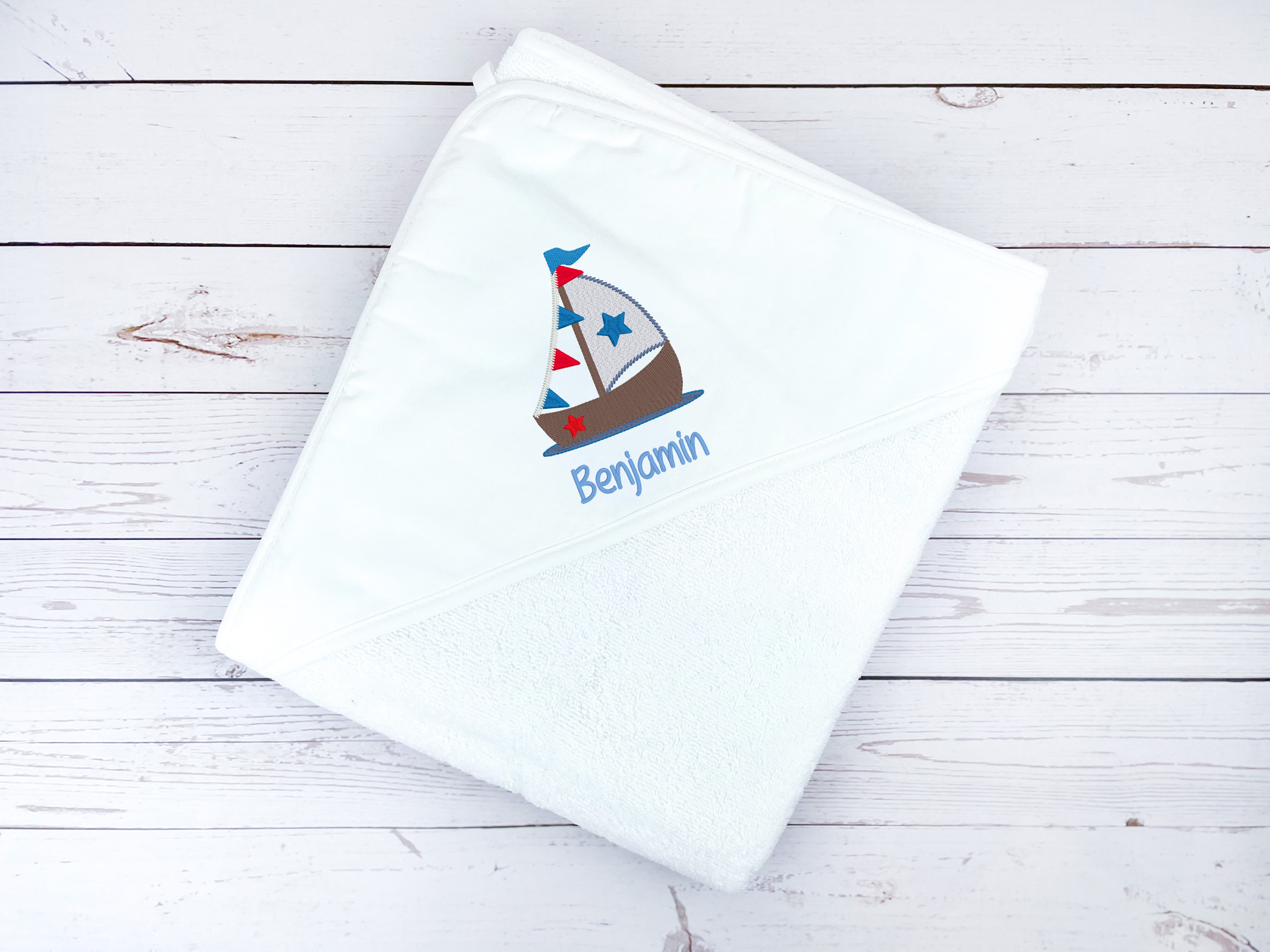 Kapuzenhandtuch bestickt mit Segelboot, personalisierbar, 100 x 100 cm