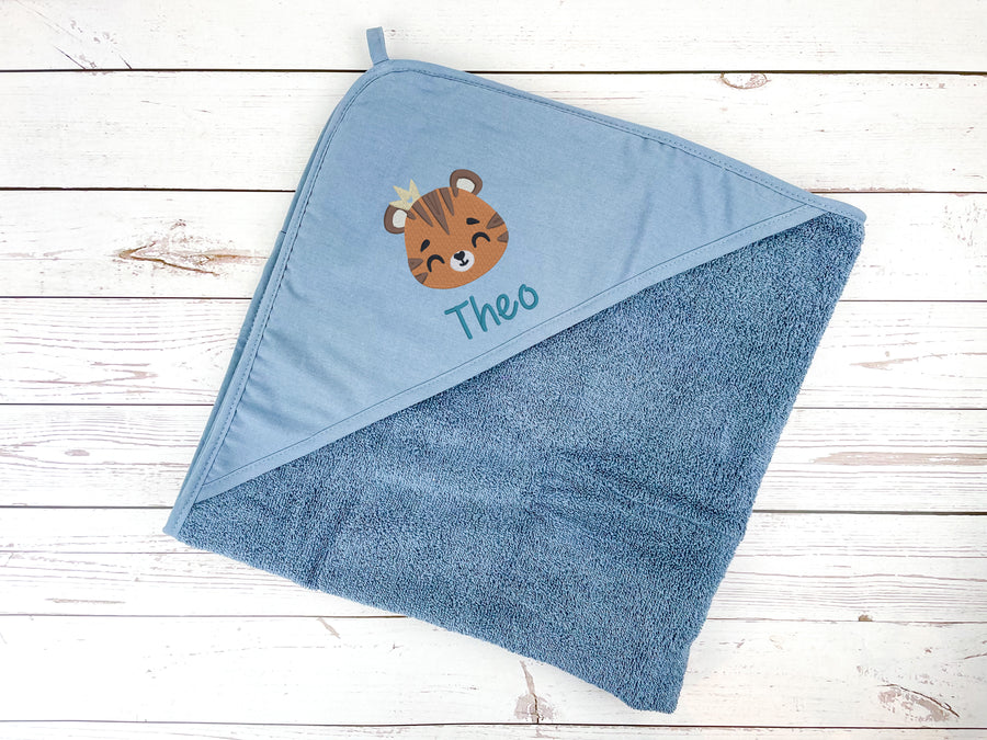 Handtuch mit Kapuze in jeansblau, bestickt mit Tiger, personalisiert mit Name, 100 x 100 cm