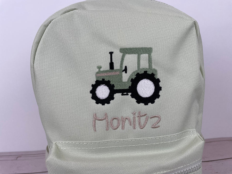Kinderrucksack hellgrün bestickt mit Traktor, personalisiert mit Name