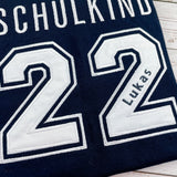 Shirt zum Schulanfang bestickt mit großer Jahreszahl,personalisierbar mit Name