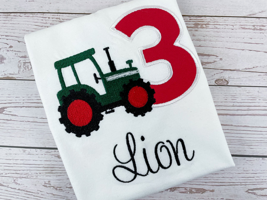 Geburtstagsshirt bestickt mit Traktor in grün - rot, Zahl in rot, Name in schwarz.