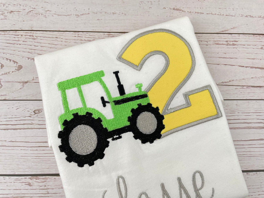 Geburtstagsshirt bestickt mit Traktor in hellgrün - grau, Zahl in gelb und Name in grau.