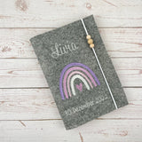 U-Heft-Hülle bestickt mit Boho Regenbogen in lila, personalisierbar