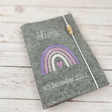 U-Heft-Hülle bestickt mit Boho Regenbogen in lila, personalisierbar