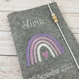 U-Heft-Hülle bestickt mit Boho Regenbogen in lila, personalisierbar