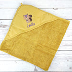 Kapuzenhandtuch senfgelb bestickt mit Eichhörnchen, personalisiert mit Name, 75 x 75 cm