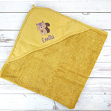 Kapuzenhandtuch senfgelb bestickt mit Eichhörnchen, personalisiert mit Name, 75 x 75 cm