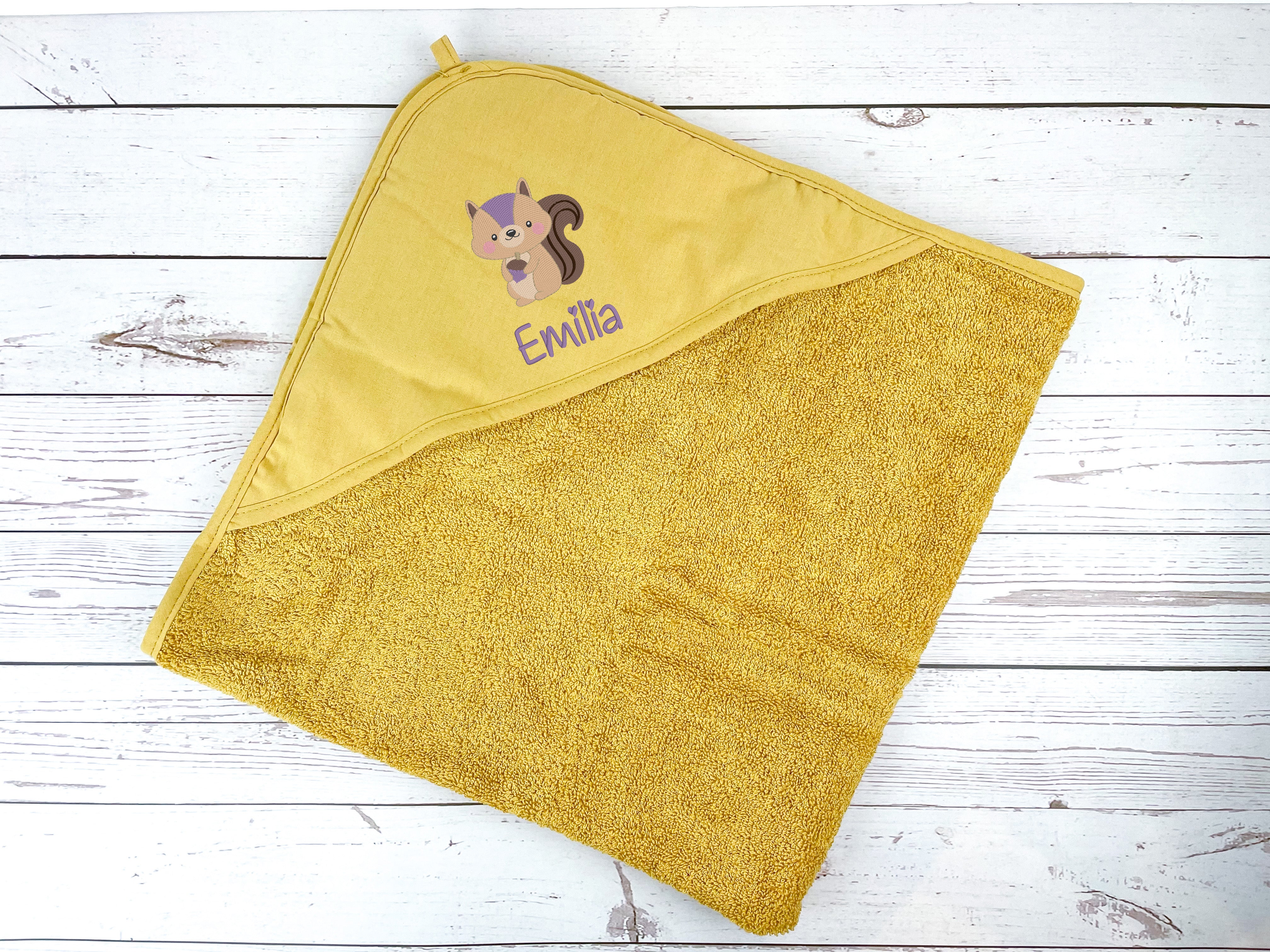 Kapuzenhandtuch senfgelb bestickt mit Eichhörnchen, personalisiert mit Name, 75 x 75 cm