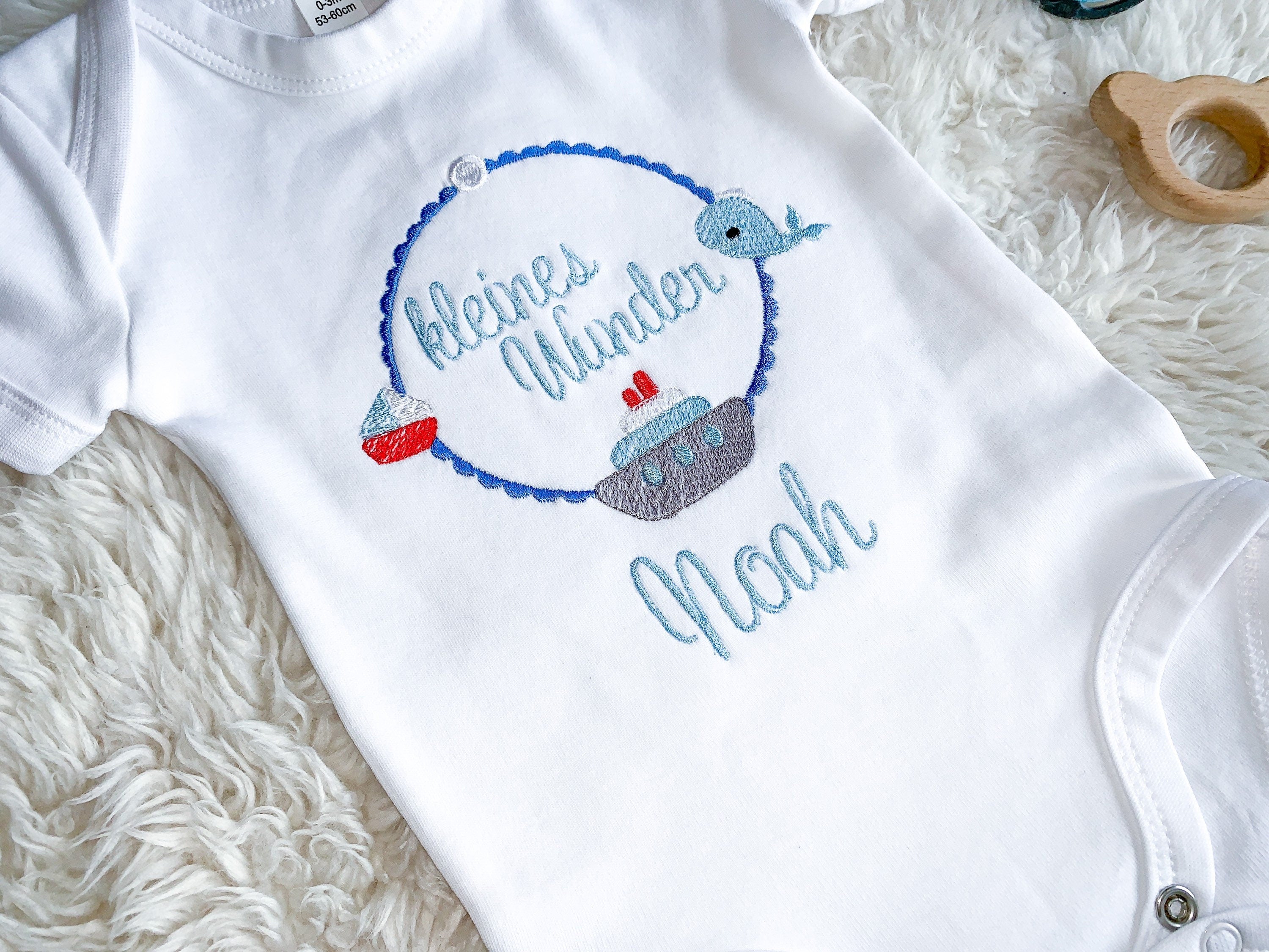 Babybody bestickt mit Name, kleines Wunder, maritim, Wal, Schiff