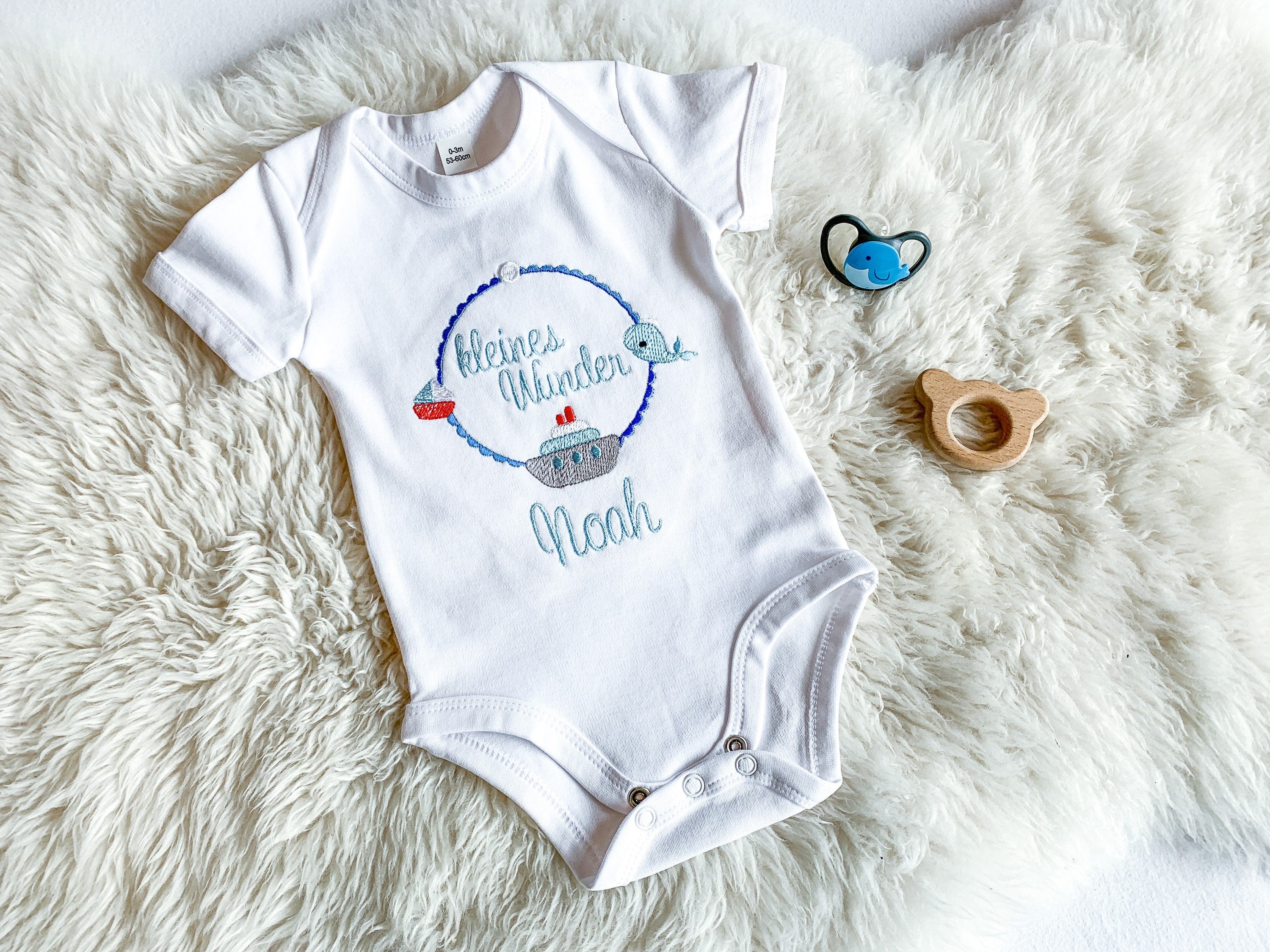 Babybody bestickt mit Name, kleines Wunder, maritim, Wal, Schiff