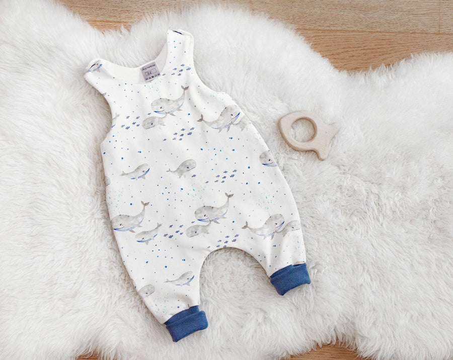 Babystrampler in weiß / blau mit Walen, passenden Bündchen in blau.
