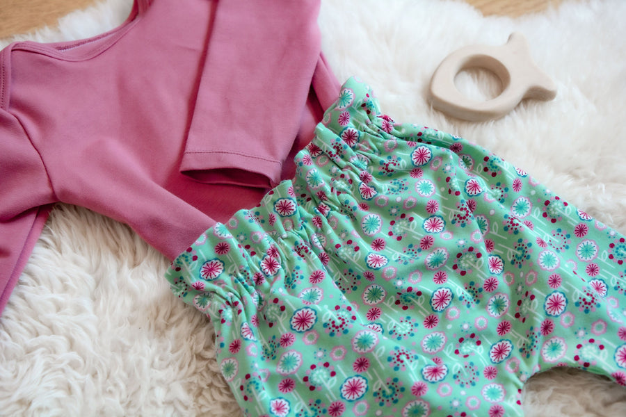 Paperbag Hose für Mädchen, Babyhose in mint mit rosa Blümchen, Größe 50/56 - 86/92