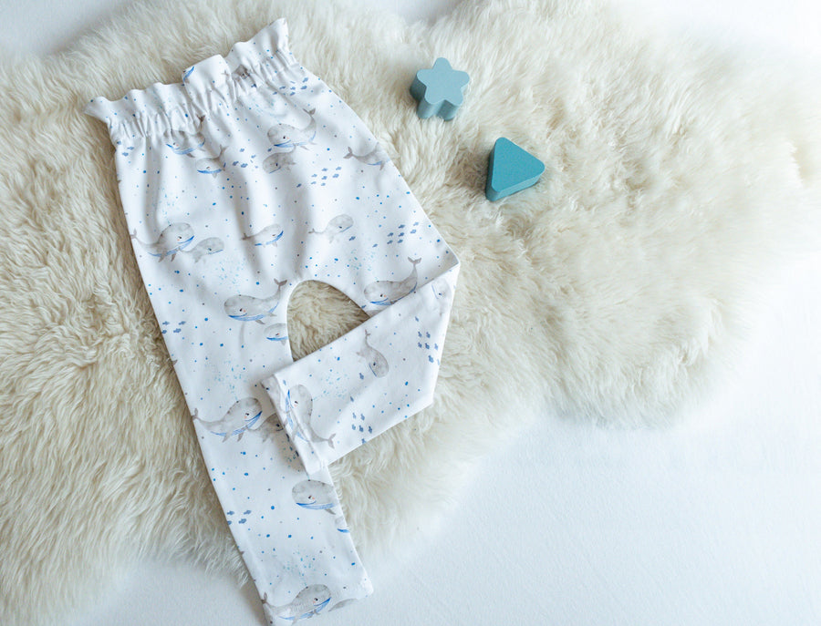 Paperbag Babyhose für Mädchen weiß mit Wal, Größe 50 - 92