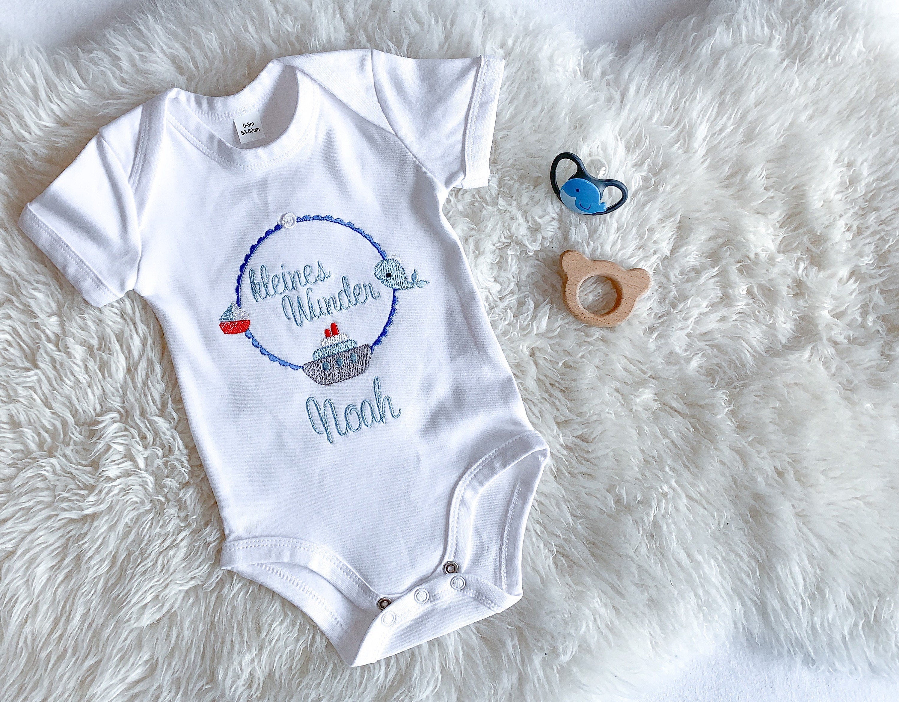 Babybody bestickt mit Name, kleines Wunder, maritim, Wal, Schiff