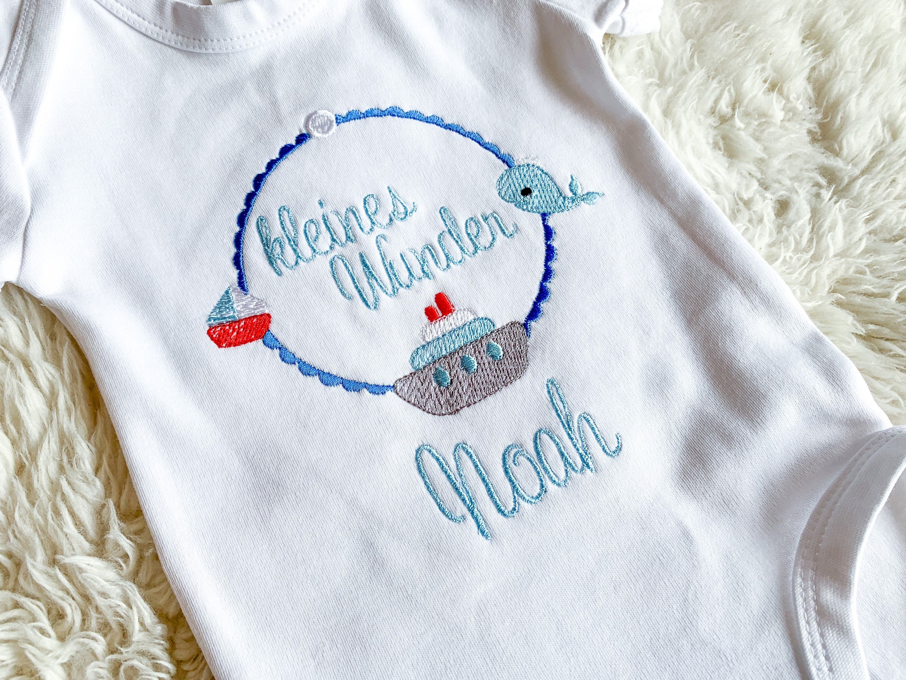 Babybody bestickt mit Name, kleines Wunder, maritim, Wal, Schiff