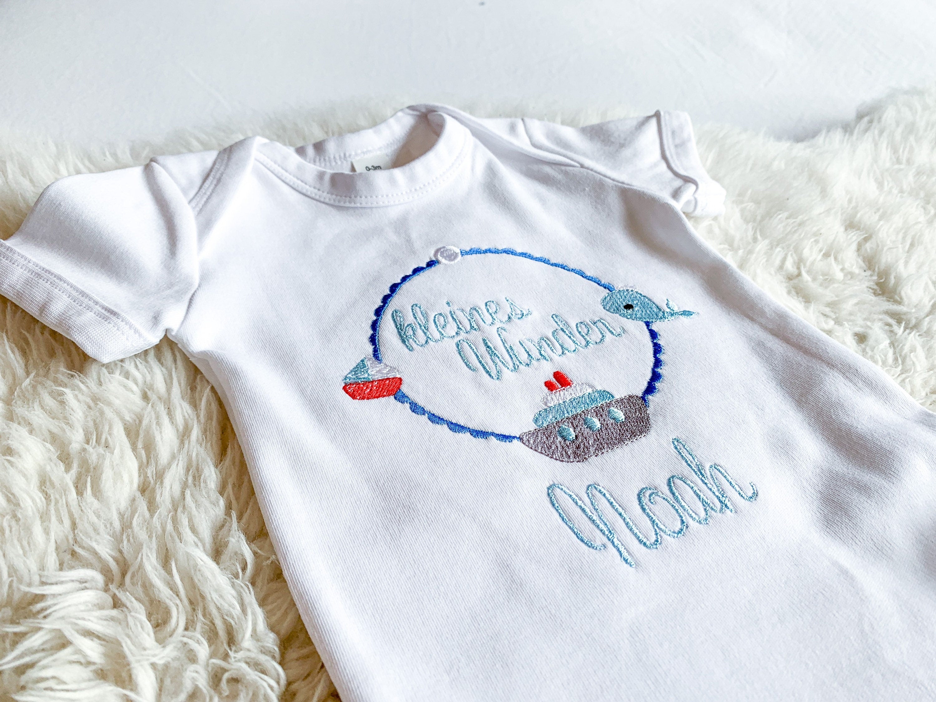 Babybody bestickt mit Name, kleines Wunder, maritim, Wal, Schiff