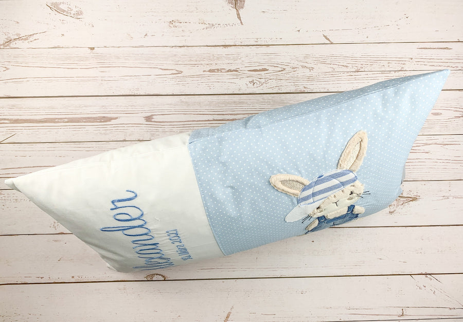 Namenskissen mit Hase für Jungen, Geburtskissen mit Stickerei personalisiert, 30x50, inkl. Federfüllkissen