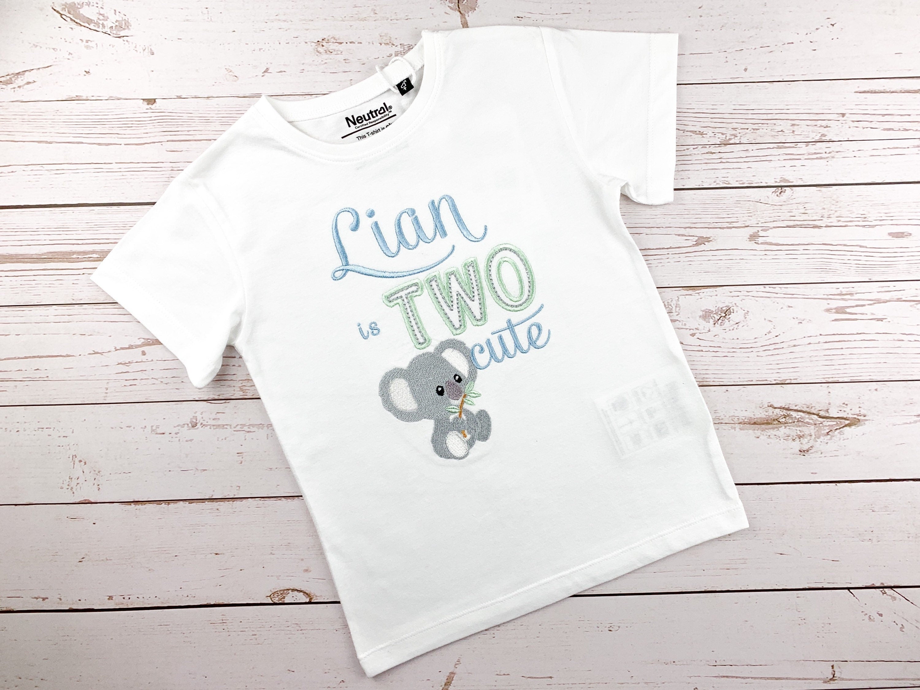 Geburtstagsshirt bestickt mit Koalabär und Spruch. Lian is two cute.