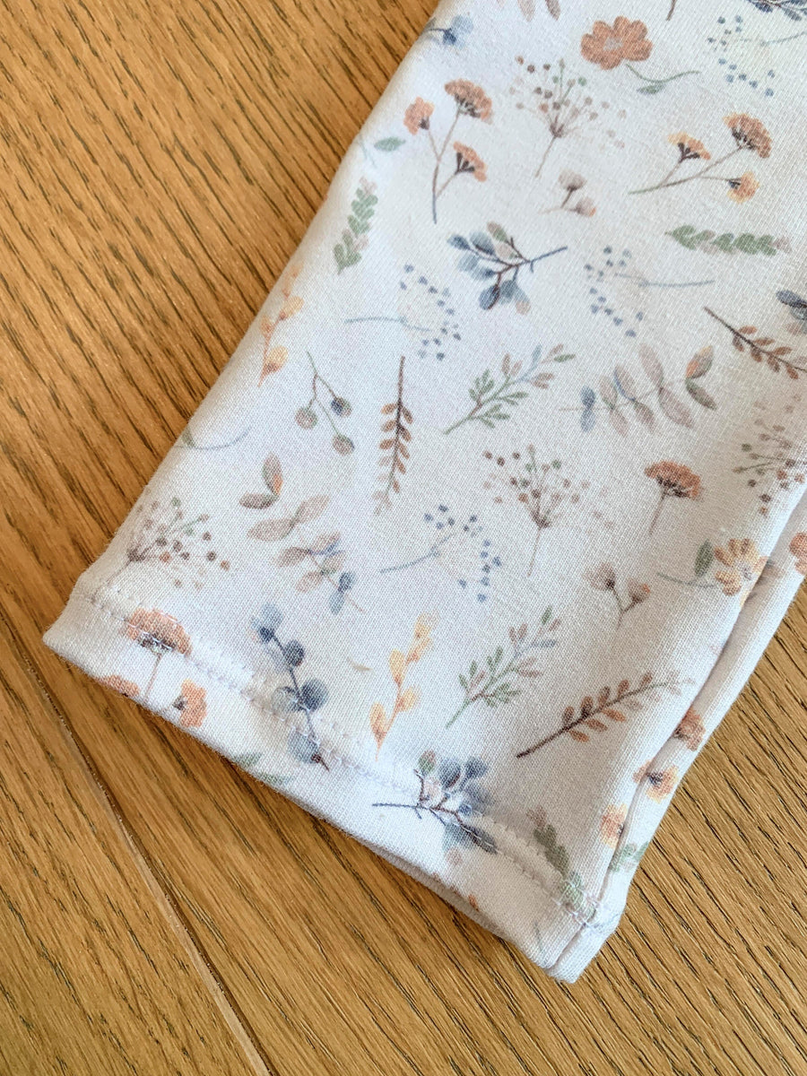 Paperbag Babyhose für Mädchen weiß mit Blumen und Gräsern, Größe 50 - 92