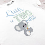 Geburtstagsshirt bestickt mit Koalabär und Spruch. Lian is two cute.