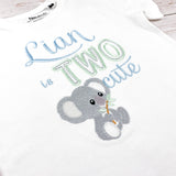Geburtstagsshirt bestickt mit Koalabär und Spruch. Lian is two cute.