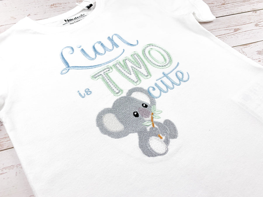 Geburtstagsshirt bestickt mit Koalabär und Spruch. Lian is two cute.