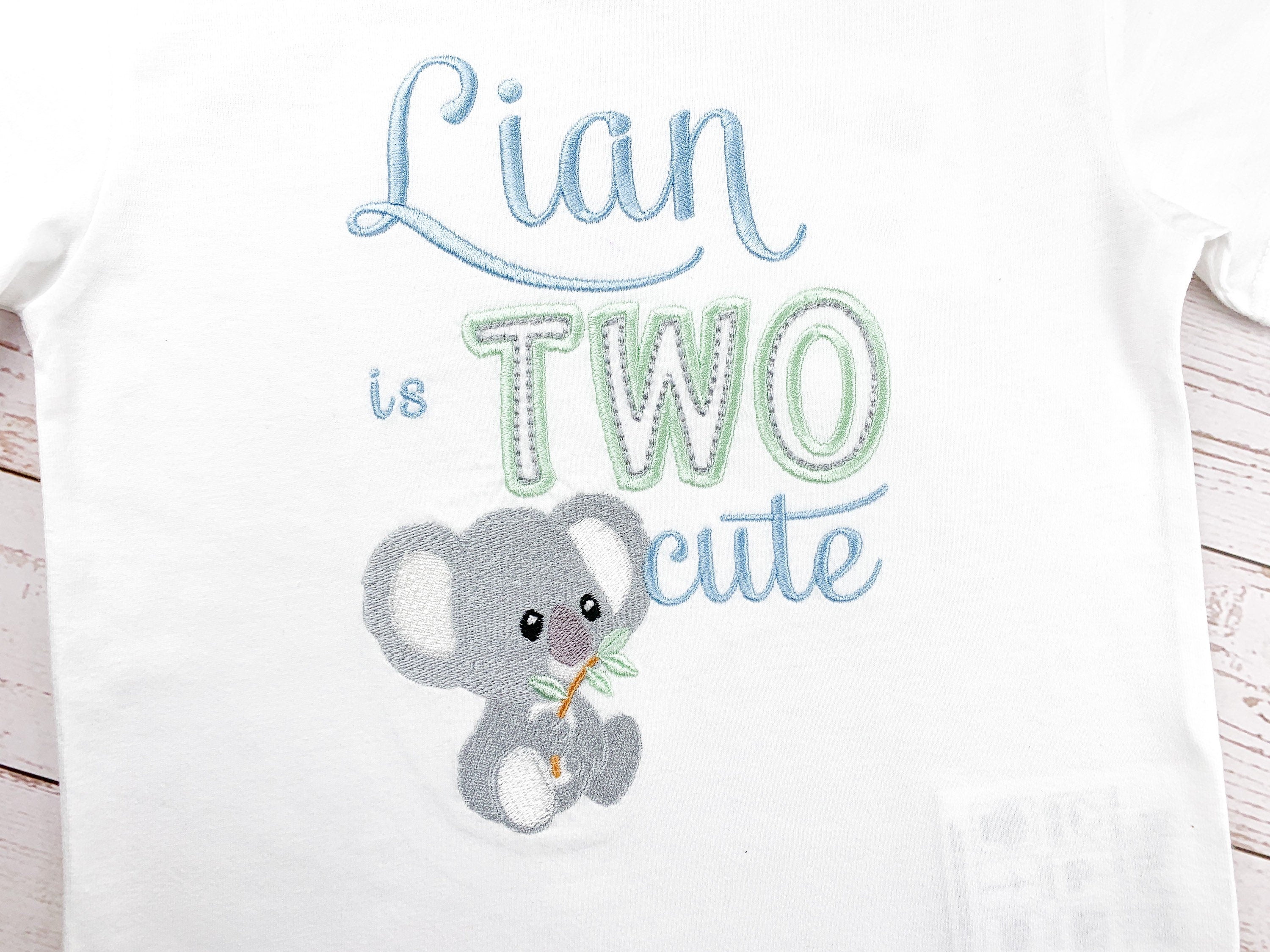 Geburtstagsshirt bestickt mit Koalabär und Spruch. Lian is two cute.