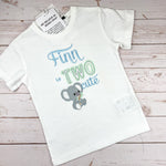 Geburtstagsshirt bestickt mit Koalabär und Spruch. Lian is two cute.