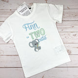 Geburtstagsshirt bestickt mit Koalabär und Spruch. Lian is two cute.