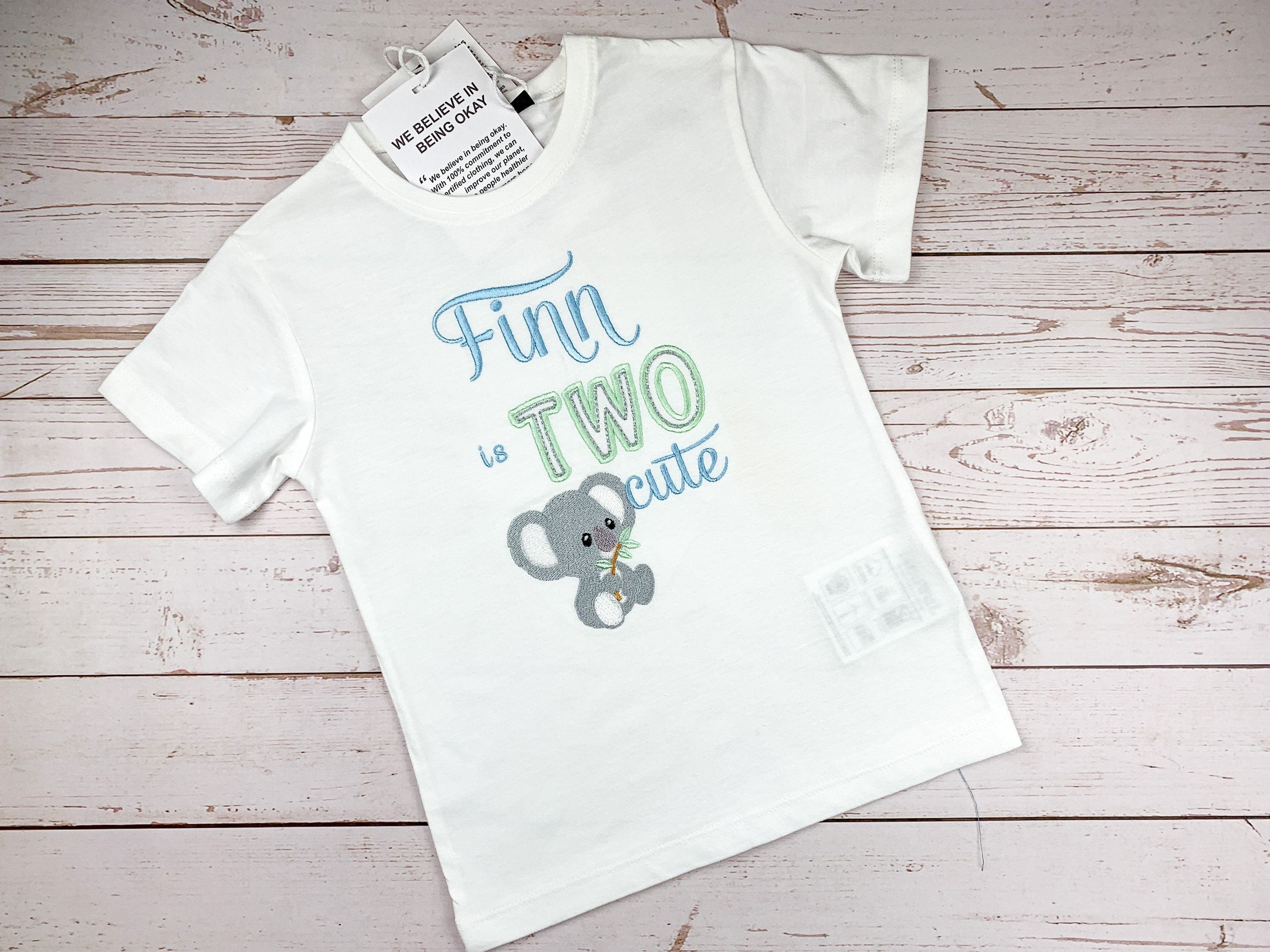 Geburtstagsshirt bestickt mit Koalabär und Spruch. Lian is two cute.