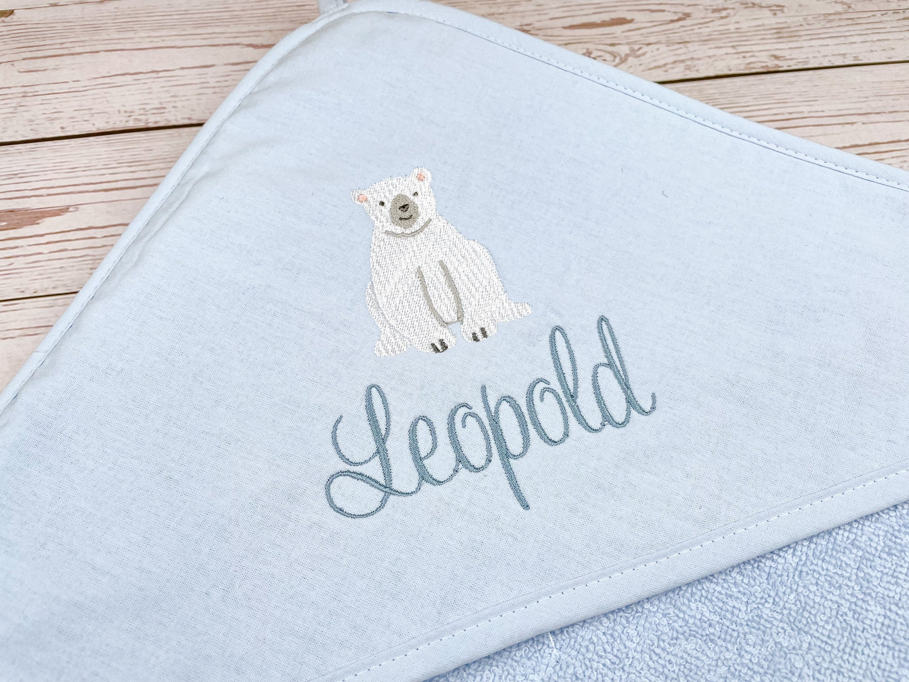 Kapuzenhandtuch hellblau bestickt mit Eisbär, personalisierbar, 100 x 100 cm