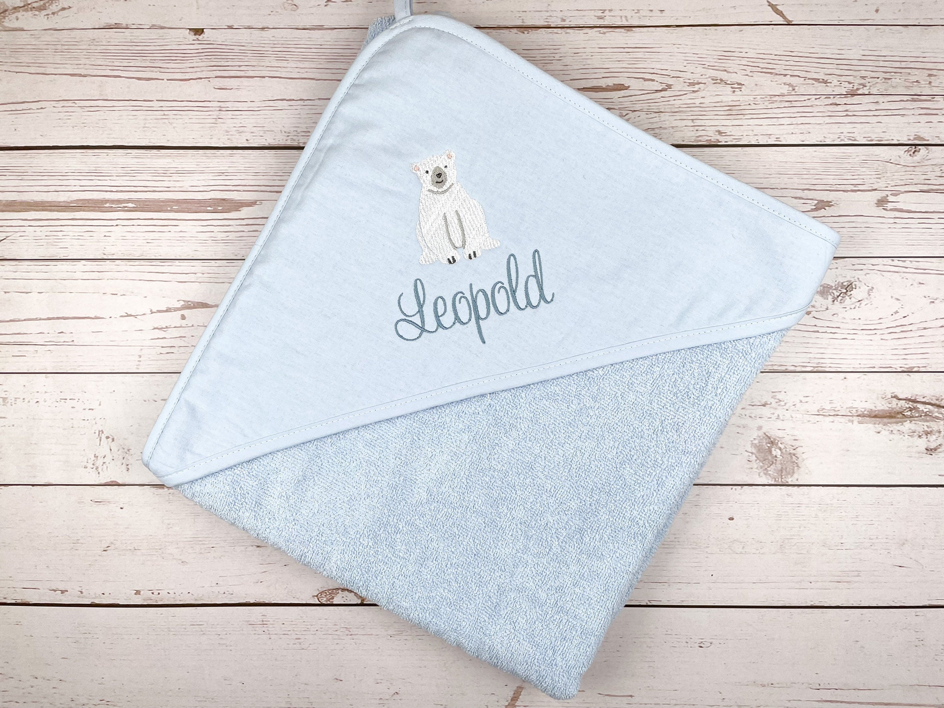 Kapuzenhandtuch hellblau bestickt mit Eisbär, personalisierbar, 100 x 100 cm