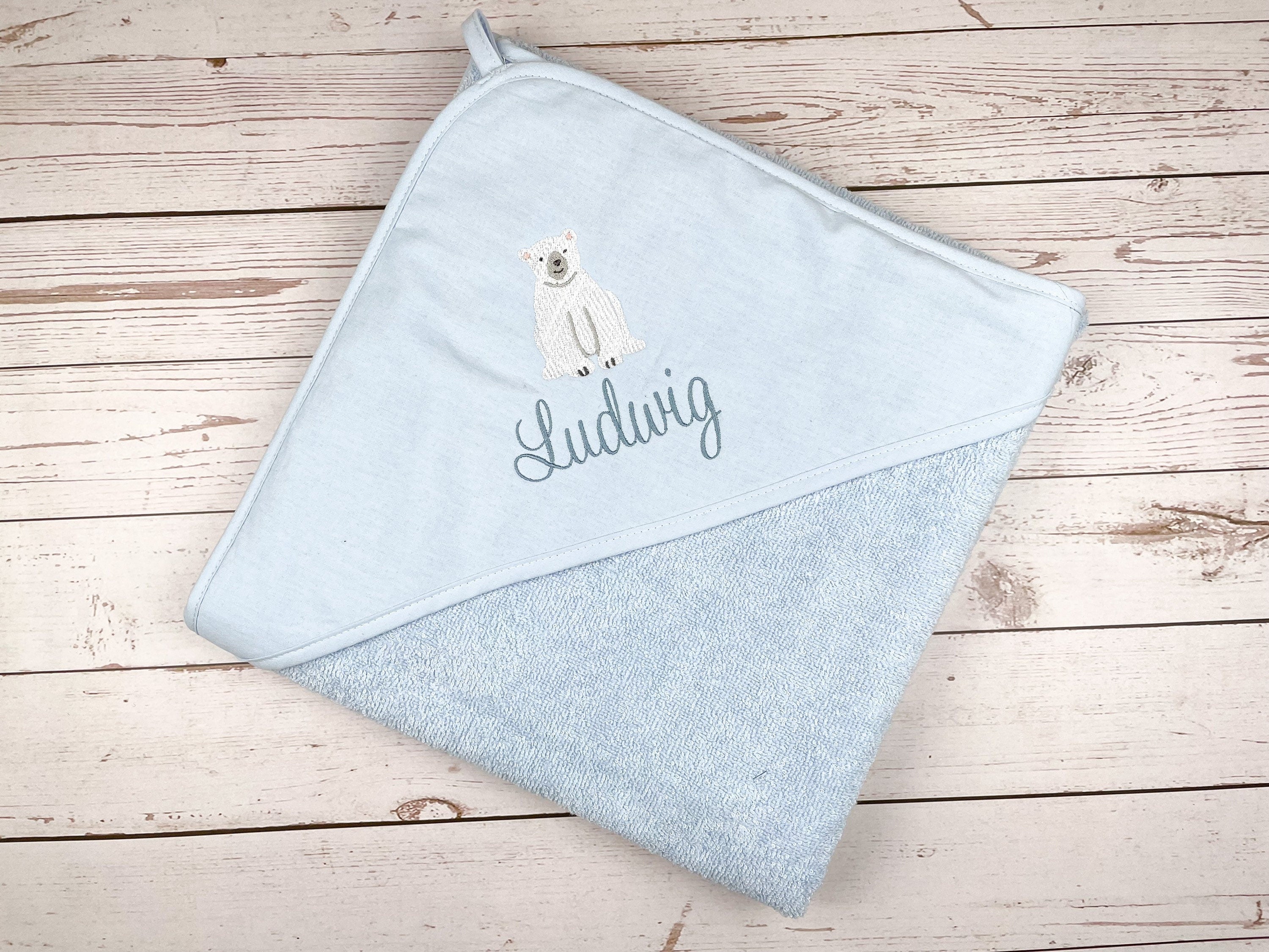 Kapuzenhandtuch hellblau bestickt mit Eisbär, personalisiert mit Name, 100 x 100 cm