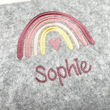 Wickeltasche, Kosmetiktasche, Tasche aus Filz bestickt mit Boho-Regenbogen, personalisierbar
