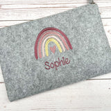 Wickeltasche, Kosmetiktasche, Tasche aus Filz bestickt mit Boho-Regenbogen, personalisierbar
