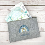 Wickeltasche, Kosmetiktasche, Tasche aus Filz bestickt mit Boho-Regenbogen, personalisierbar