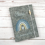 U-Heft-Hülle bestickt mit Boho Regenbogen in blau, personalisierbar