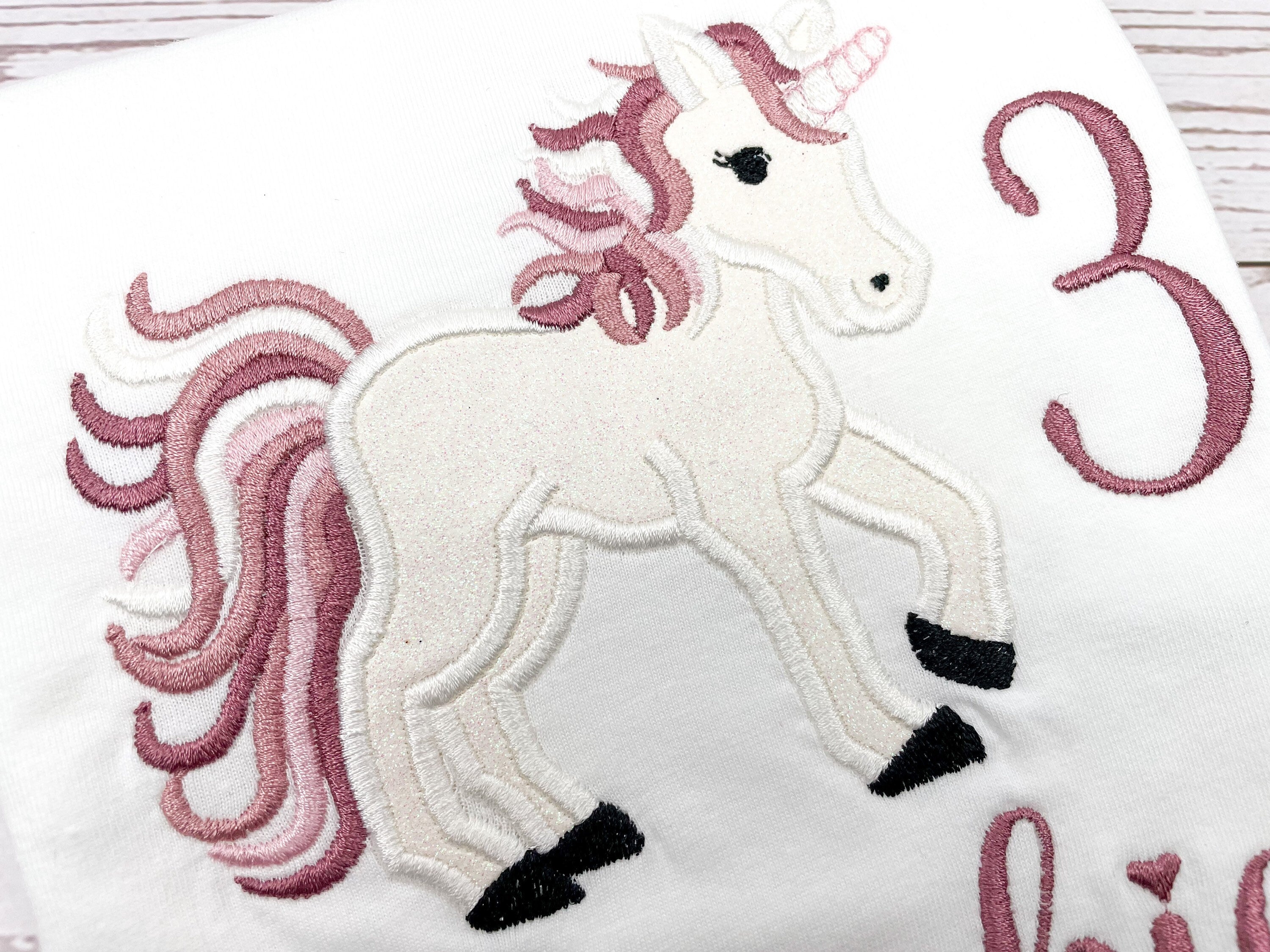 Geburtstagsshirt bestickt mit Glitzer- Einhorn, personalisierbar mit Name und Alter