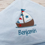 Kapuzenhandtuch bestickt mit Segelboot, personalisierbar, 100 x 100 cm