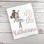 Produkte Geburtstagsshirt bestickt mit Ballerina und Zahl. Zahl mit Glitzerstoff unterlegt. Name in altrosa. 