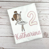 Produkte Geburtstagsshirt bestickt mit Ballerina und Zahl. Zahl mit Glitzerstoff unterlegt. Name in altrosa. 