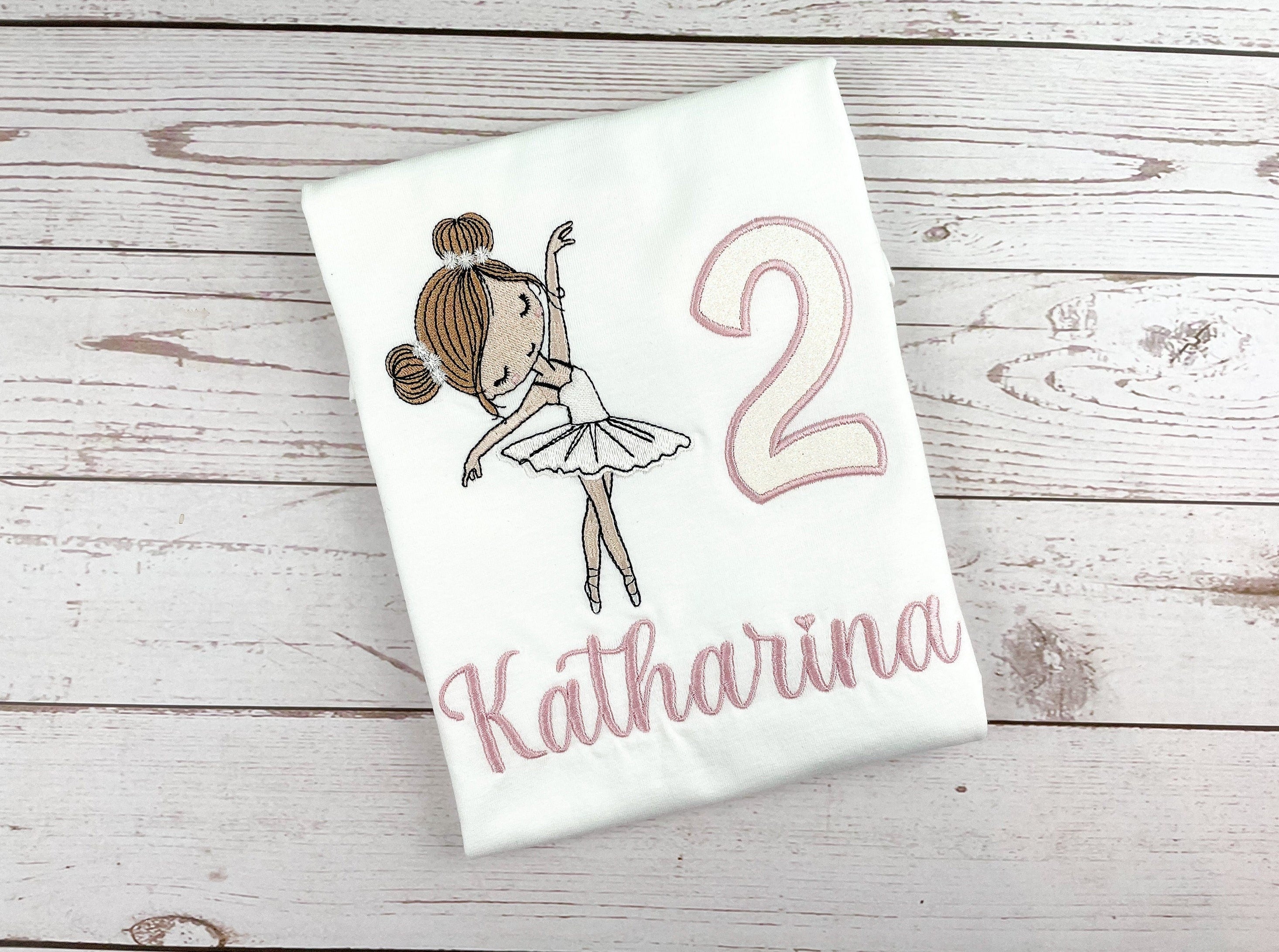 Produkte Geburtstagsshirt bestickt mit Ballerina und Zahl. Zahl mit Glitzerstoff unterlegt. Name in altrosa. 