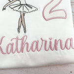 Produkte Geburtstagsshirt bestickt mit Ballerina und Zahl. Zahl mit Glitzerstoff unterlegt. Name in altrosa. 