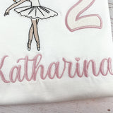 Produkte Geburtstagsshirt bestickt mit Ballerina und Zahl. Zahl mit Glitzerstoff unterlegt. Name in altrosa. 