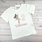 Produkte Geburtstagsshirt bestickt mit Ballerina und Zahl. Zahl mit Glitzerstoff unterlegt. Name in altrosa. 