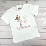 Produkte Geburtstagsshirt bestickt mit Ballerina und Zahl. Zahl mit Glitzerstoff unterlegt. Name in altrosa. 