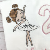 Produkte Geburtstagsshirt bestickt mit Ballerina und Zahl. Zahl mit Glitzerstoff unterlegt. Name in altrosa. 